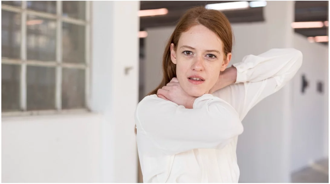 Σοφία Κόκκαλη: «Η κοινωνία όλο και πιο υστερική, πιεστική, μας μπερδεύει, μας κουράζει, μας κλείνει»